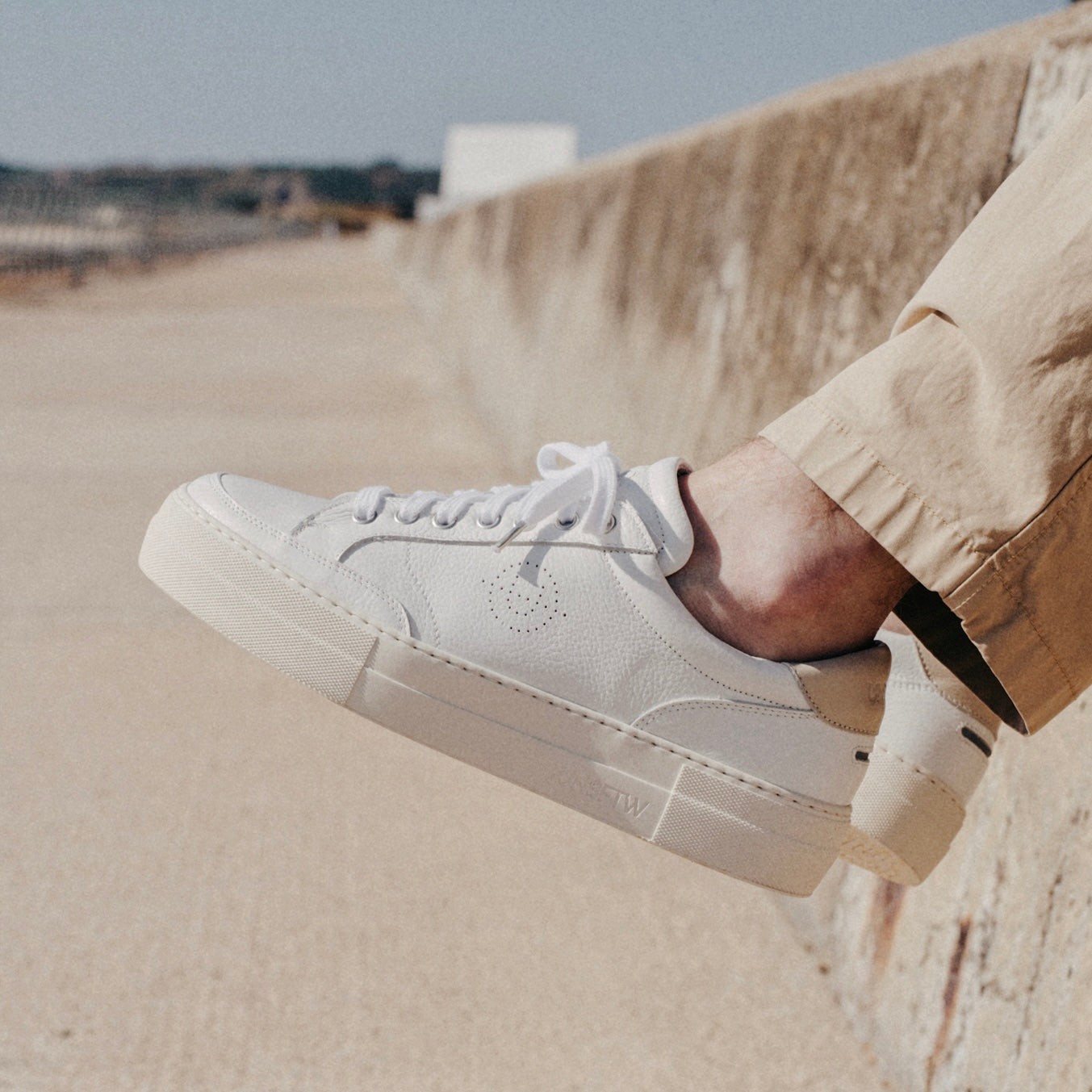 Helier V2 White/White - Pre Order